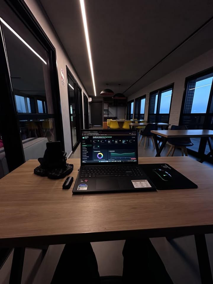 Estação de trabalho com notebook em um escritório